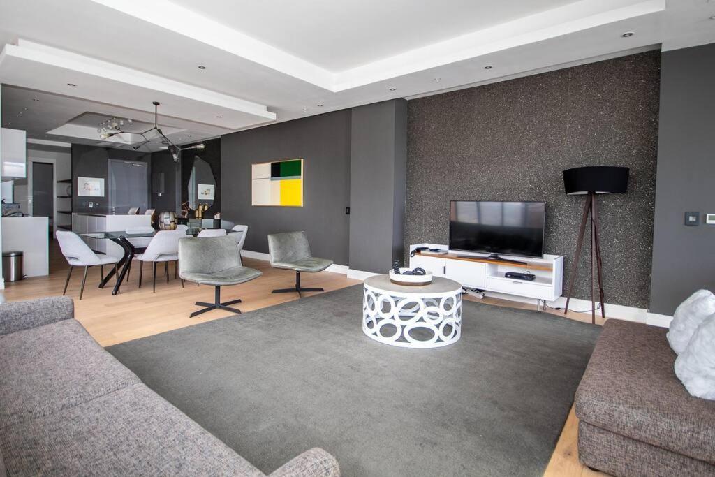 2202 Pullman Three Bedroom Luxury Penthouse * Cape Town