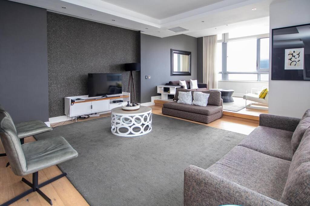 2202 Pullman Three Bedroom Luxury Penthouse * Cape Town