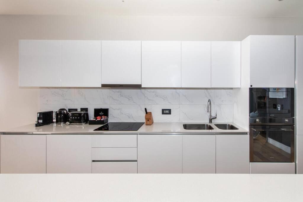 2202 Pullman Three Bedroom Luxury Penthouse Apartment *