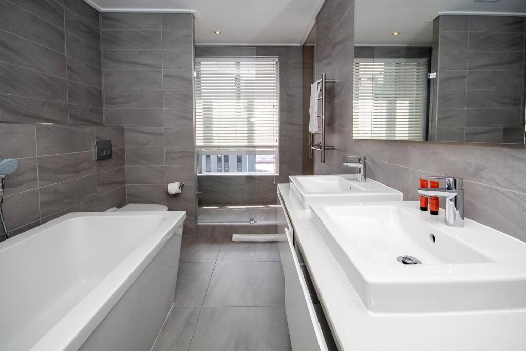 Apartment 2202 Pullman Three Bedroom Luxury Penthouse Cape Town