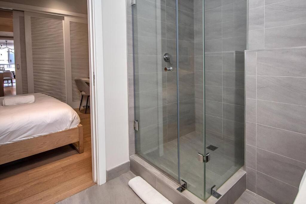 2202 Pullman Three Bedroom Luxury Penthouse Apartment Cape Town