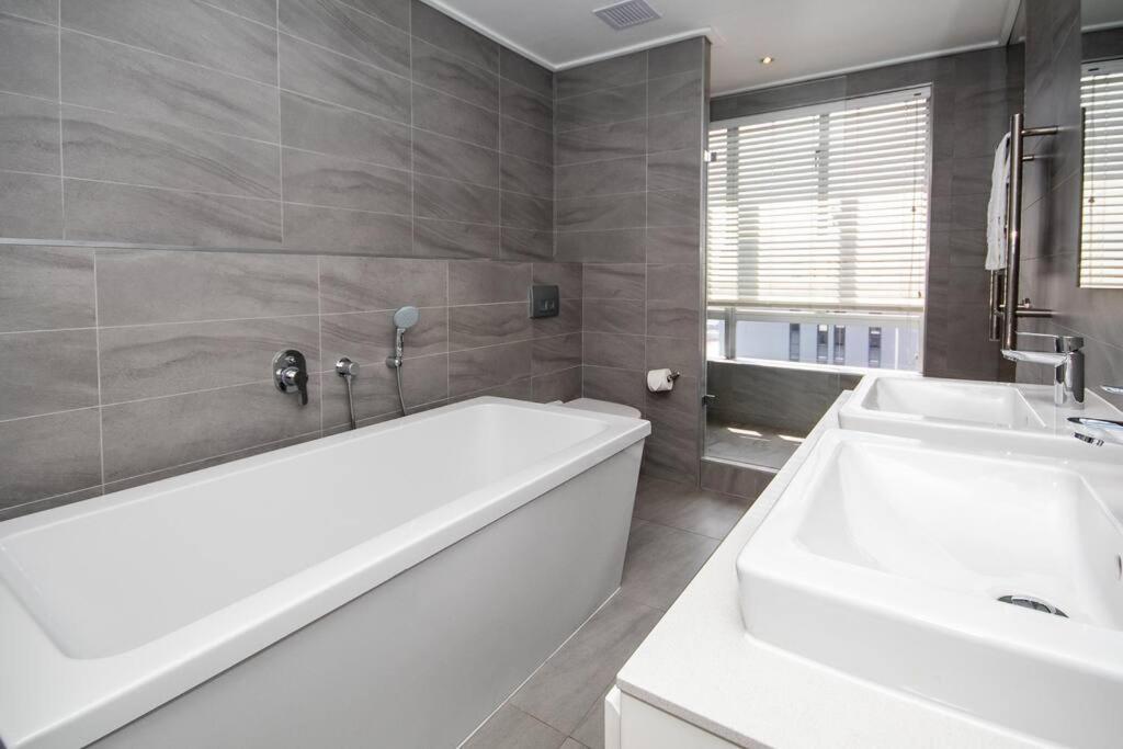 Apartment 2202 Pullman Three Bedroom Luxury Penthouse *